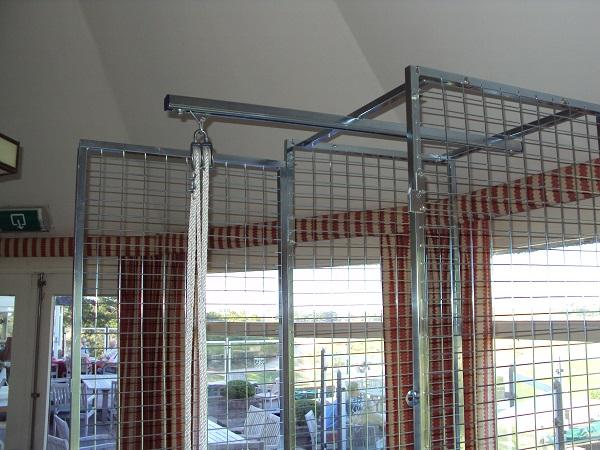 Bag lift system for upper locker<br>